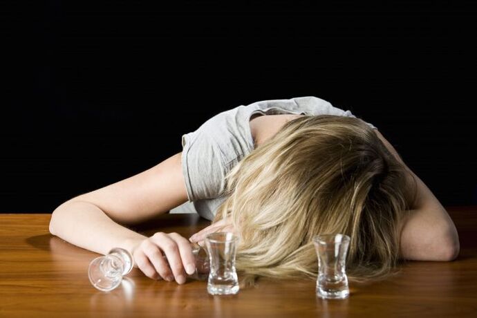 kobieta pijąca alkohol jak rzucić