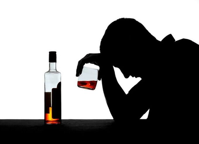 mężczyzna z uzależnieniem od alkoholu, jak pomóc przestać pić