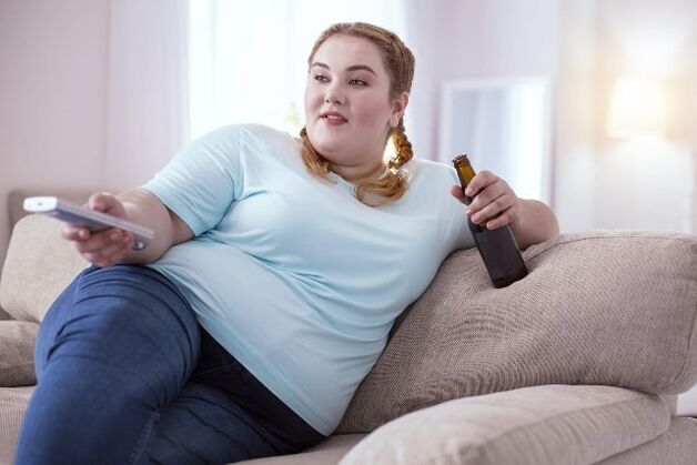 Kobieta nadużywająca alkoholu szkodzi swojemu ciału