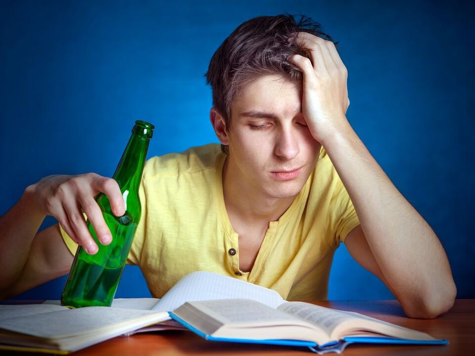 zmęczona studentka z piwem jak przestać pić