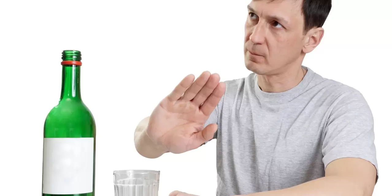 Mężczyzna odmawia alkoholu