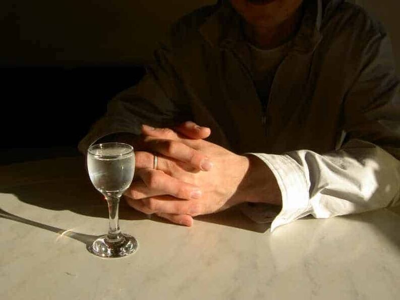 Picie nawet małych dawek mocnego alkoholu dziennie powoduje u człowieka uzależnienie od alkoholu