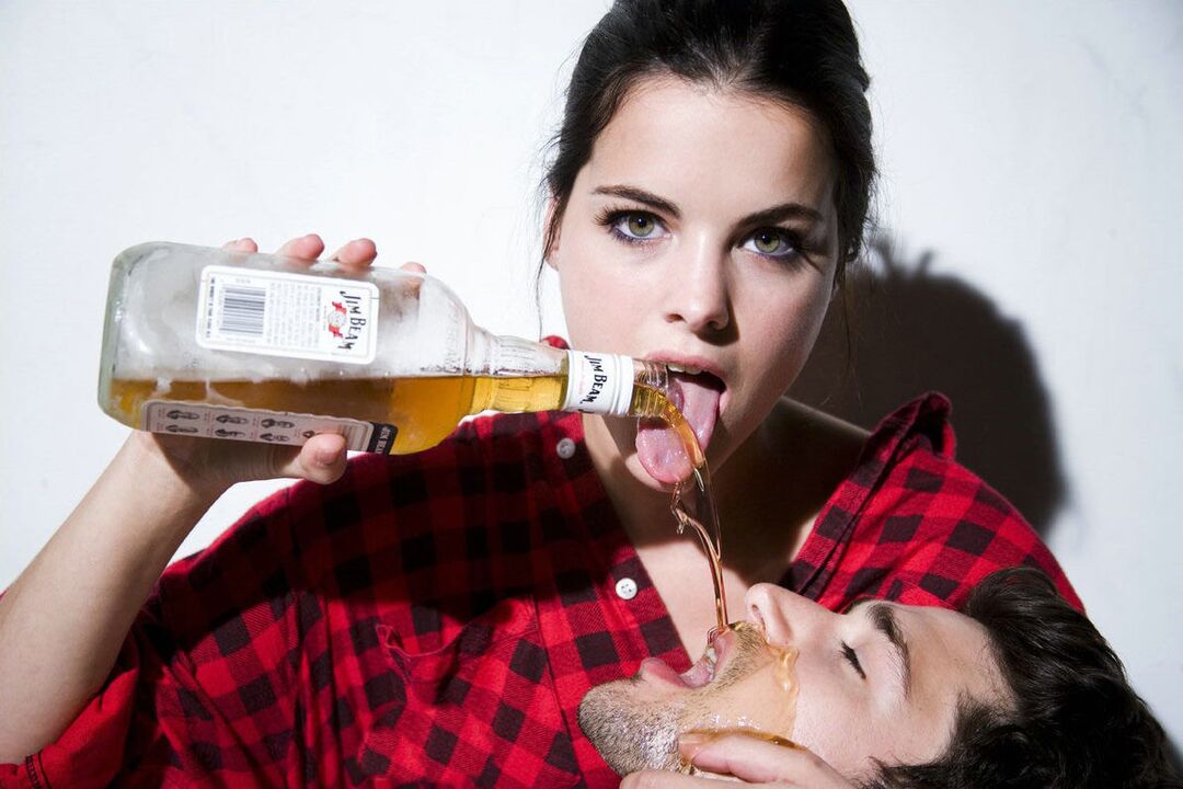 dziewczyna oblewa mężczyznę alkoholem przed stosunkiem