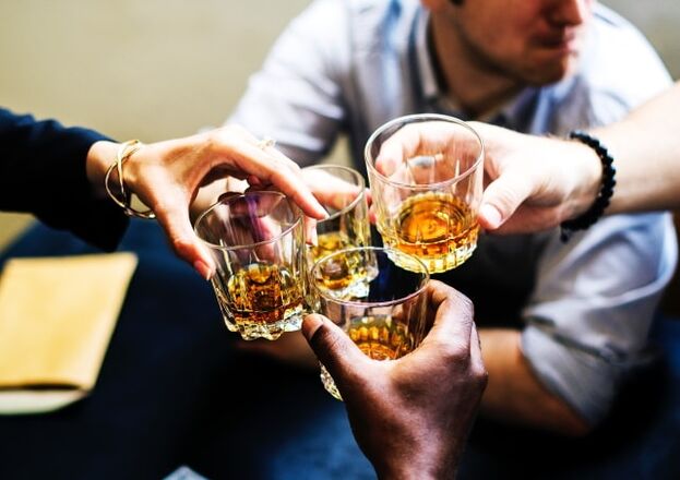 picie alkoholu w dużym towarzystwie